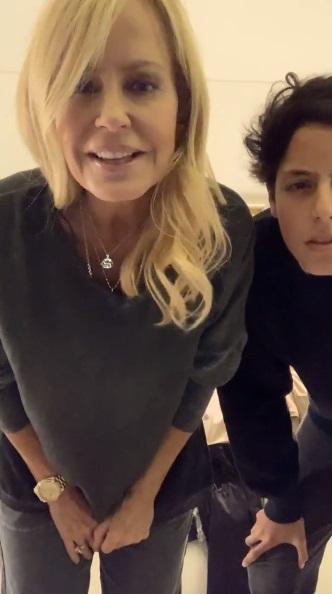 Máximo Bolocco ayuda a su madre durante transmisión en vivo