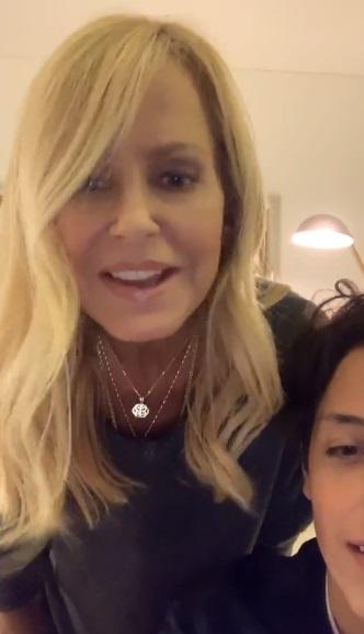 Máximo Bolocco ayuda a su madre durante transmisión en vivo