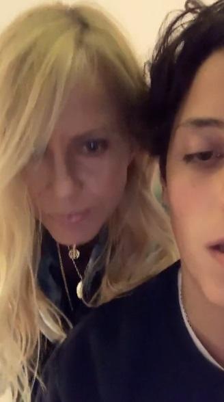 Máximo Bolocco ayuda a su madre durante transmisión en vivo