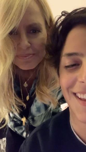 Máximo Bolocco ayuda a su madre durante transmisión en vivo