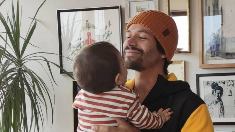 Chapu emociona con reflexión por el crecimiento de su hijo