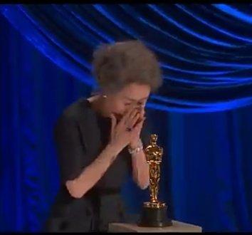 Actriz se emociona al conocer a Brad Pitt en los Oscars