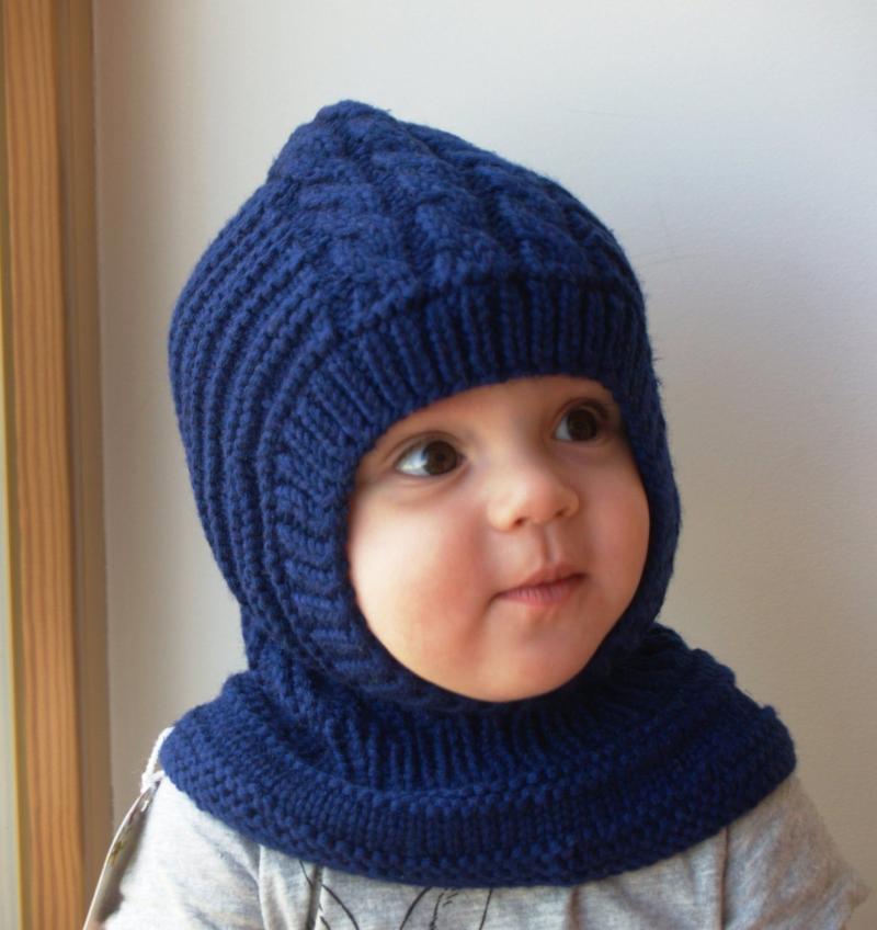 Niño con pasamontaña tejido
