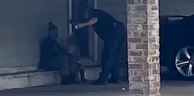 Policía habla con niño de 3 años que disparó sin querer a su hermano