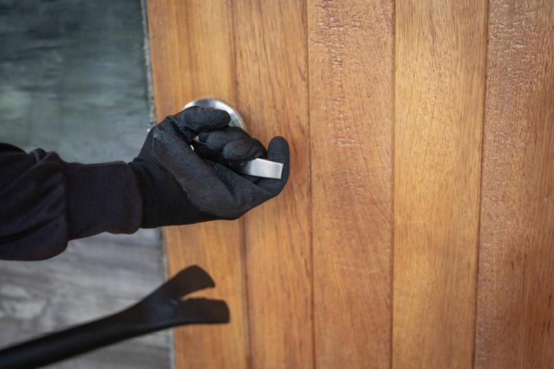 Delincuente entrando a robar a una casa