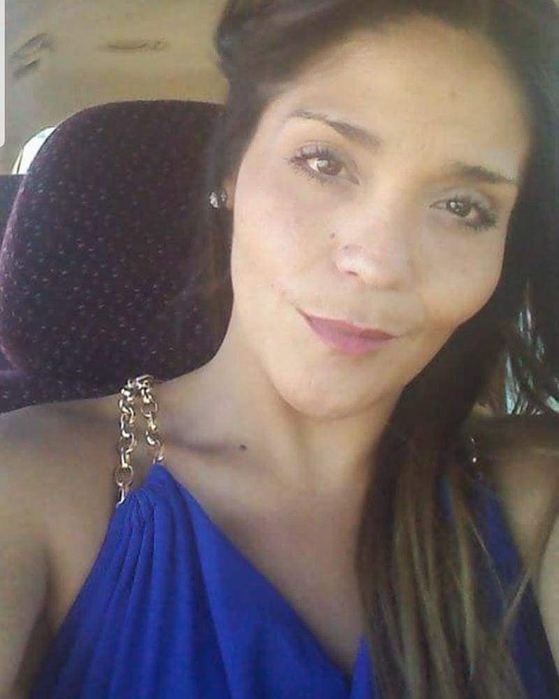 Kathy Orellana deslumbra con delgada figura y pelo gris