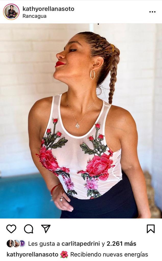 Kathy Orellana deslumbra con delgada figura y pelo gris