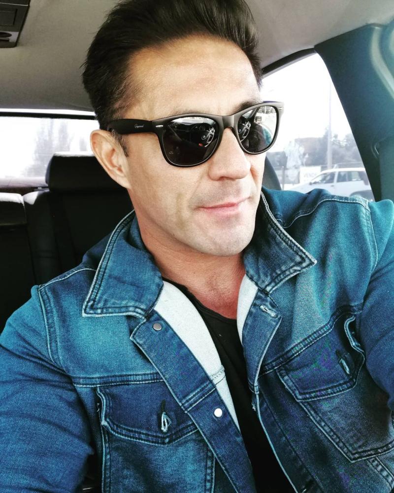 Patricio Laguna impacta al mostrar parte de su cuerpo