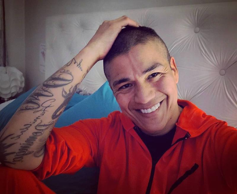 Américo se somete a radical cambio de look