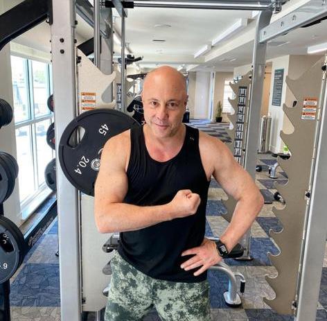 Jurado de MasterChef Chile enseña su musculoso cuerpo