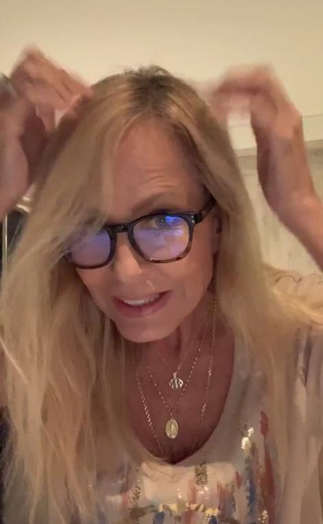 Cecilia Bolocco muestra cómo es su pelo sin peinar y con raíces