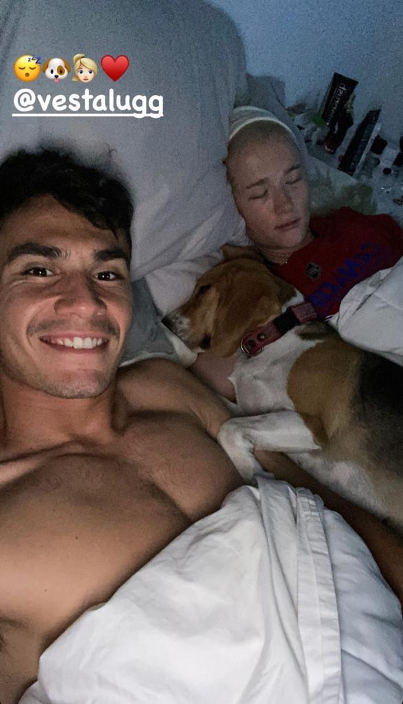 Pololo de Vesta Lugg la muestra al natural mientras está durmiendo