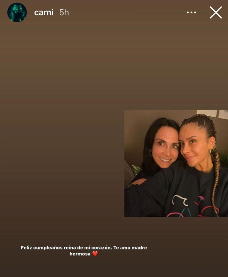 Madre de Cami Gallardo impacta con bikinazo