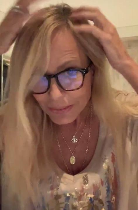 Cecilia Bolocco muestra cómo es su pelo sin peinar y con raíces