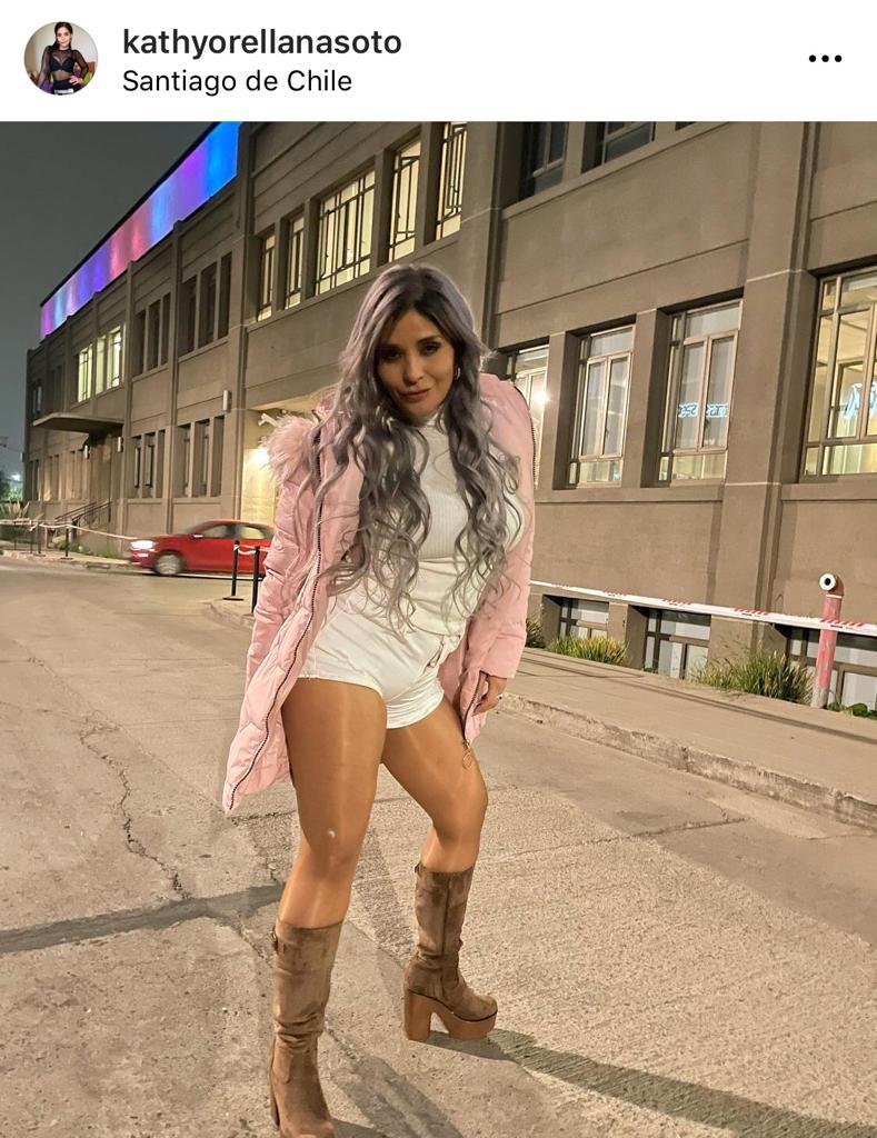Kathy Orellana deslumbra con delgada figura y pelo gris