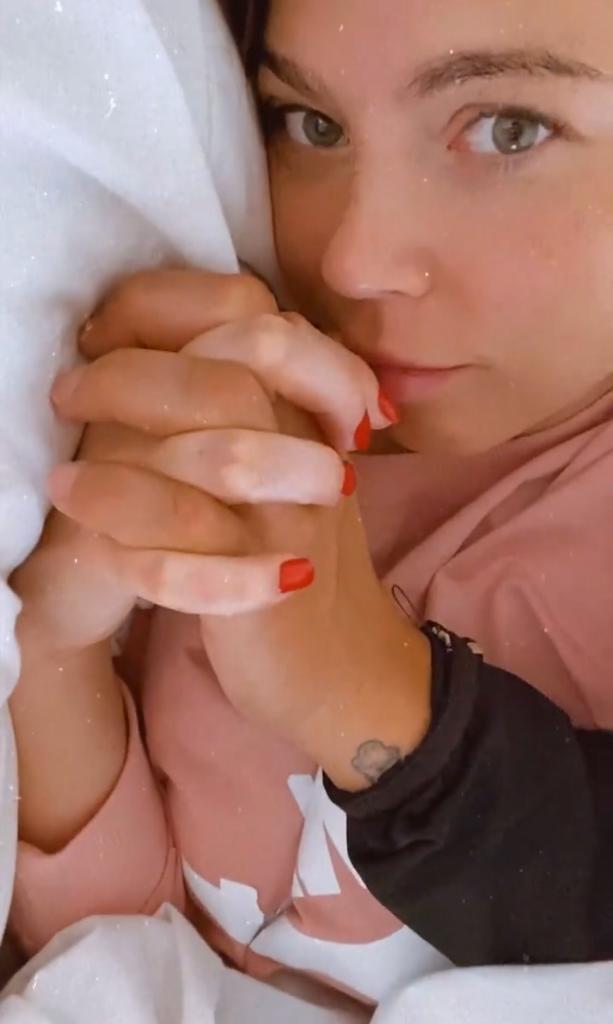 Daniela Aránguiz ataca a periodista por tuit sobre su marido