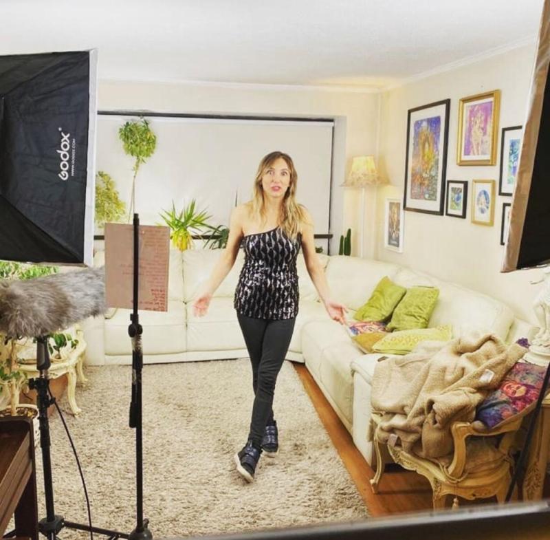 Jenny Cavallo transforma su casa en estudio de televisión