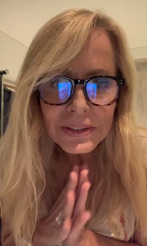 Cecilia Bolocco muestra cómo es su pelo sin peinar y con raíces