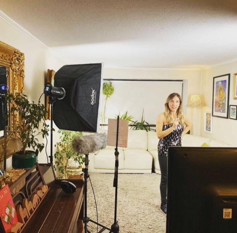 Jenny Cavallo transforma su casa en estudio de televisión