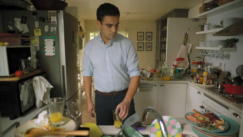 Hombre lavando la loza