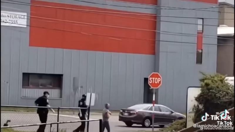 Policías asisten a mujer en Seattle