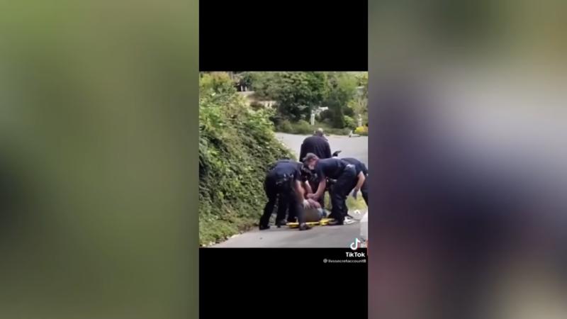 Policías asisten a mujer en Seattle