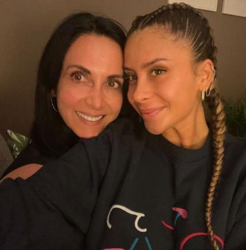 Madre de Cami Gallardo impacta con bikinazo