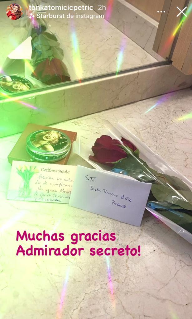 Tonka Tomicic recibe regalo de “admirador secreto”