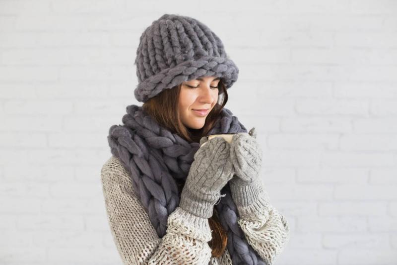 Mujer con gorro y bufanda