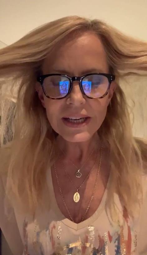 Cecilia Bolocco muestra cómo es su pelo sin peinar y con raíces