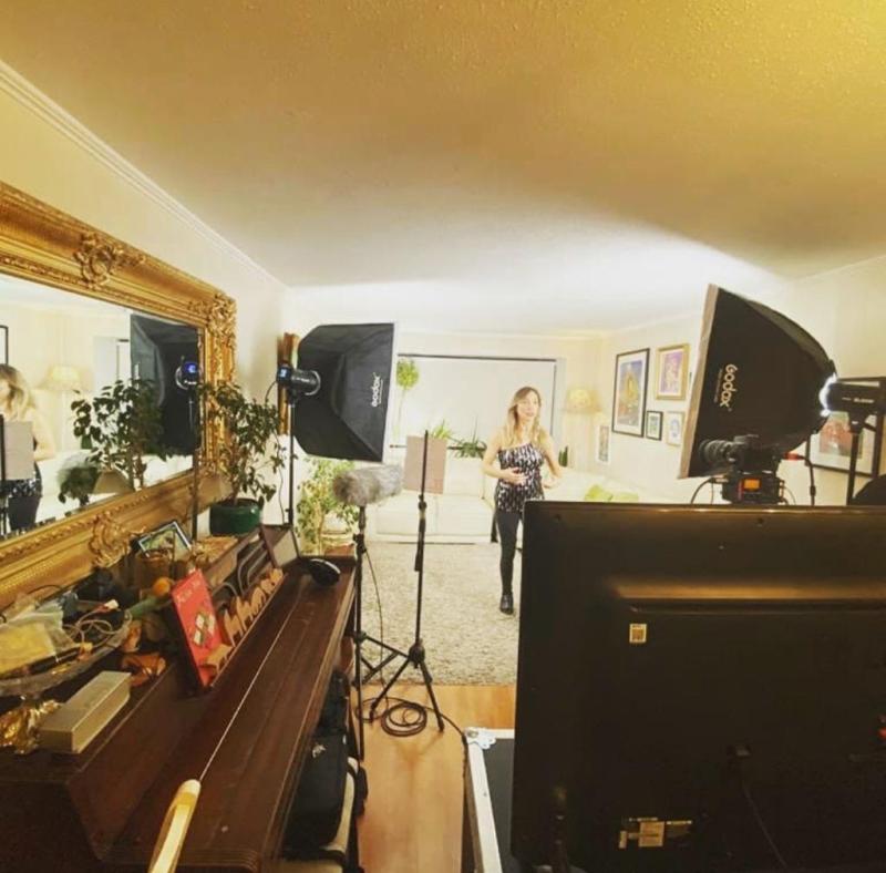 Jenny Cavallo transforma su casa en estudio de televisión