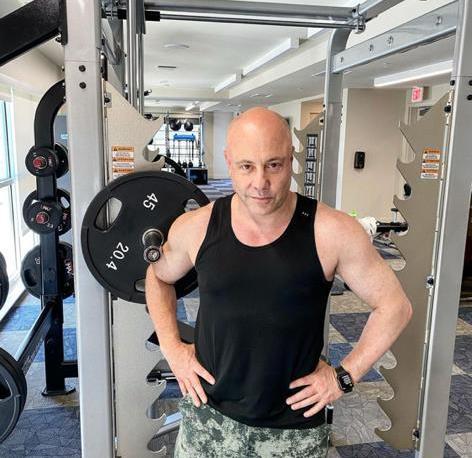 Jurado de MasterChef Chile enseña su musculoso cuerpo