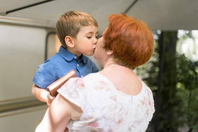Abuela besando a nieto