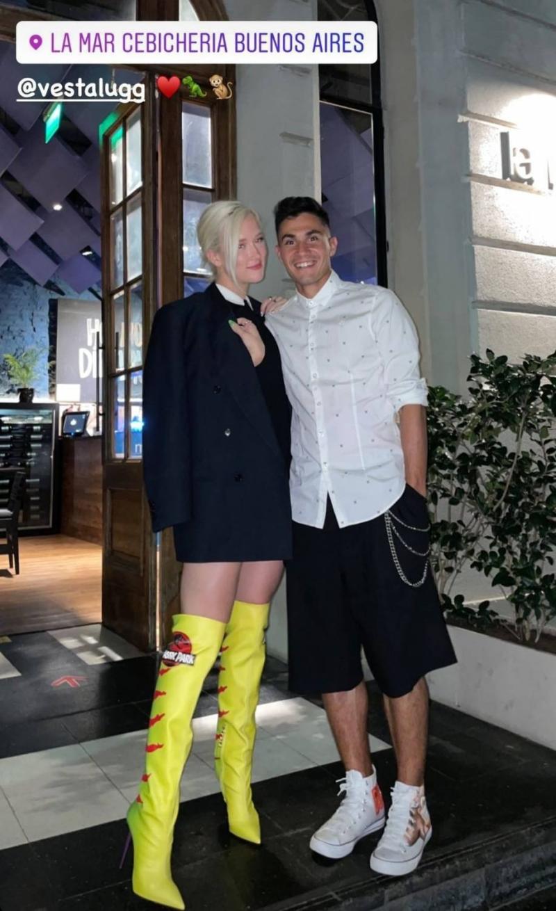 Pololo de Vesta Lugg la muestra al natural mientras está durmiendo