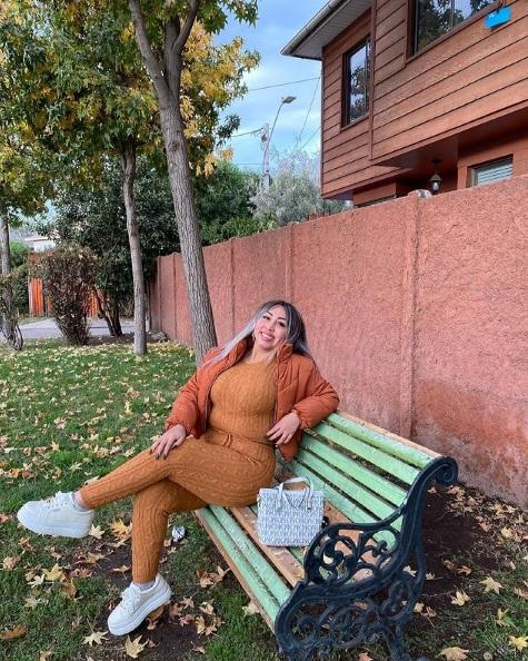 “La hoja más linda”: Naya Fácil deslumbra con look otoñal