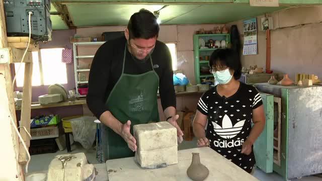 Pancho Saavedra trabaja con greda