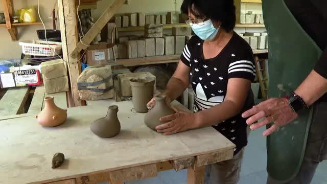 Pancho Saavedra trabaja con greda