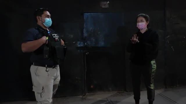 Funcionario municipal habla con dueña del perro