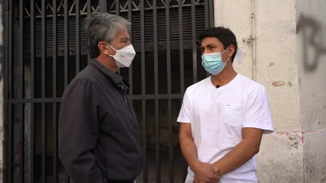 Emilio Sutherland encara a mujer que se tomó casa