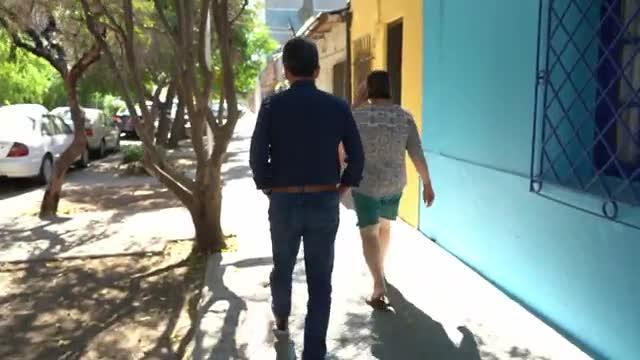 Emilio Sutherland encara a mujer que se tomó casa