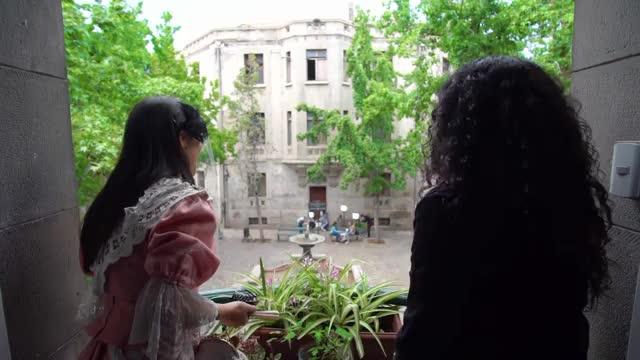 Loreto Aravena mira por balcón