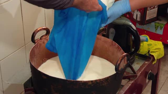 Pancho Saavedra elaboró manjar de leche de cabra