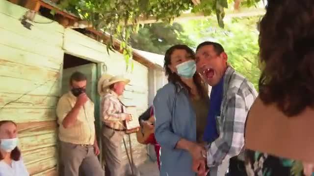 Viejo amigo del programa recibe premio y hacen fiesta