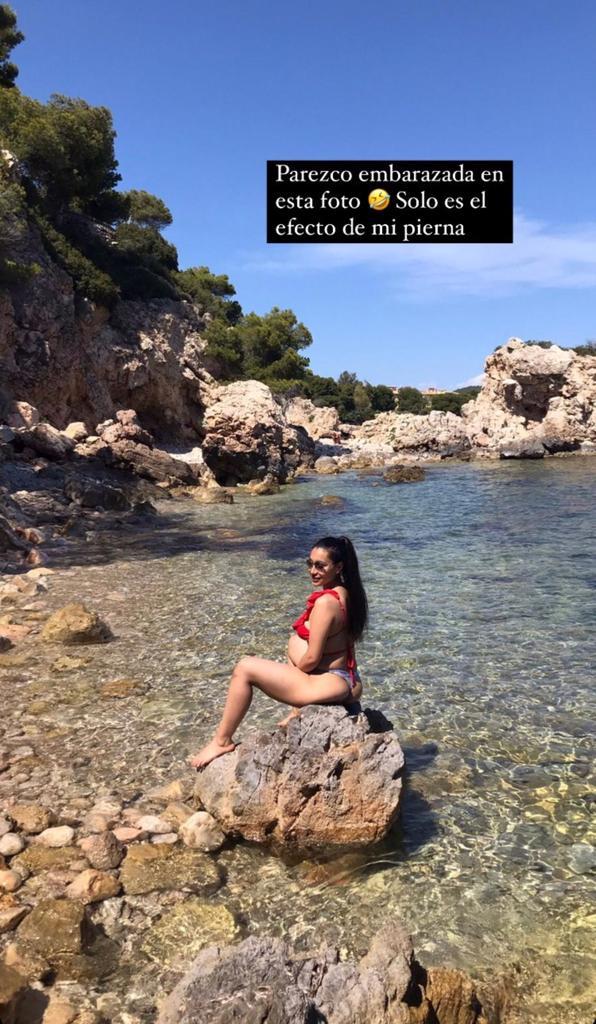 Arenita se luce al natural con bikini bicolor