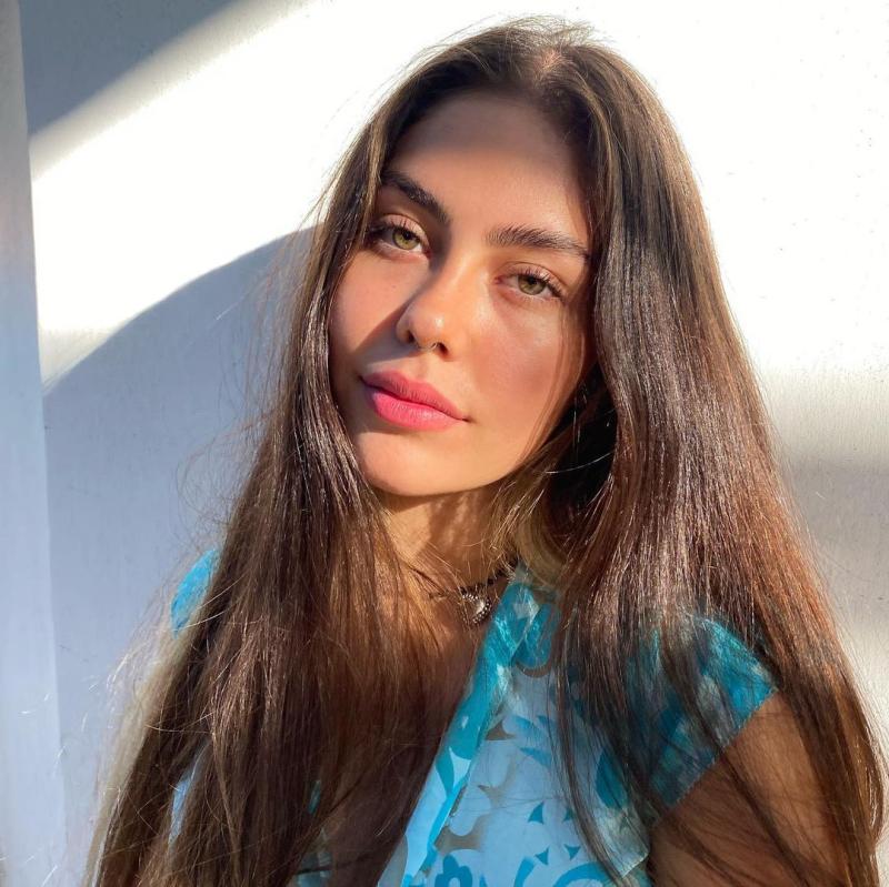 Hija del actor César Sepúlveda destaca con look de modelo