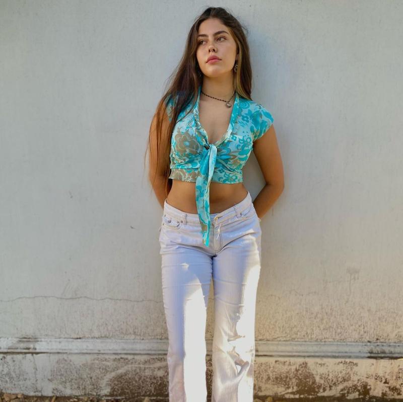 Hija del actor César Sepúlveda destaca con look de modelo