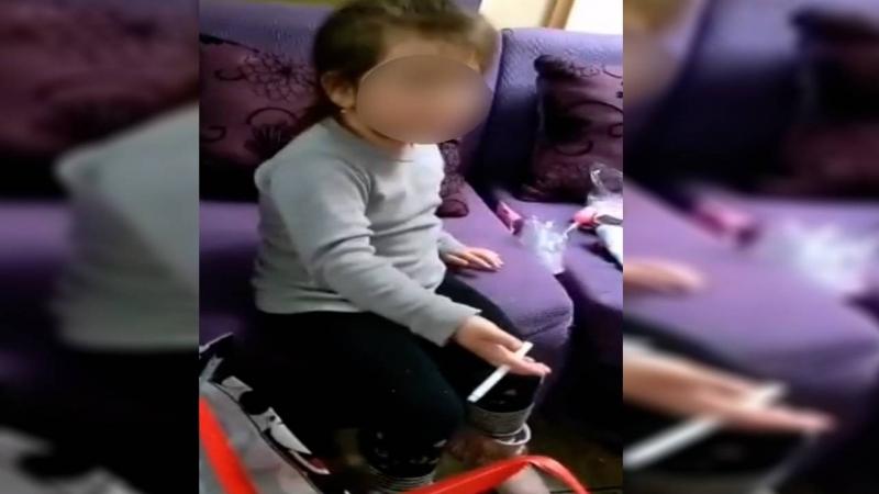 niña de tres años fumando