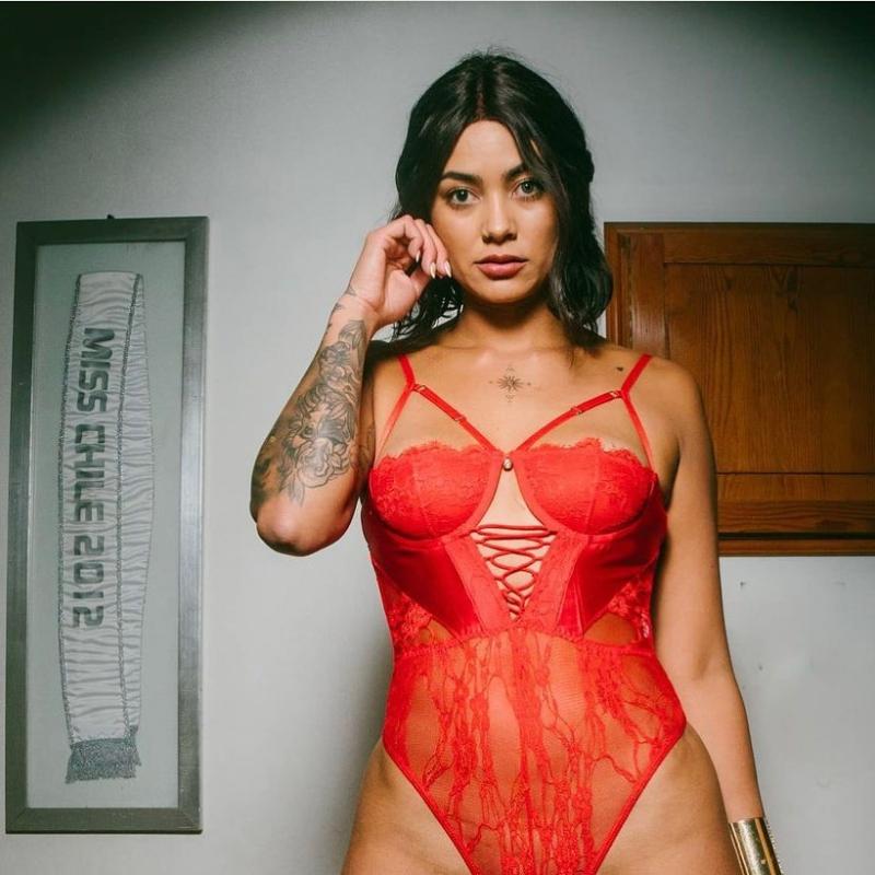 Camila Recabarren luce su figura mientras hace aseo