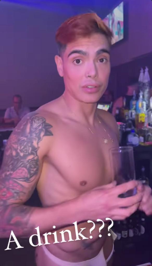 Nelson Mauri muestra curioso talento como bartender