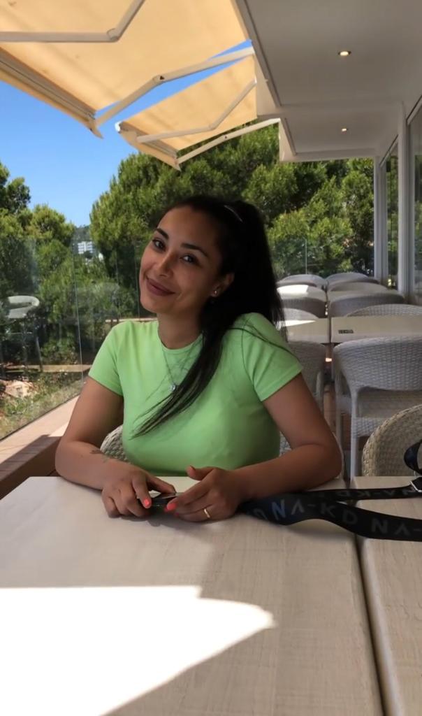 Arenita genera confusión con foto en traje de baño